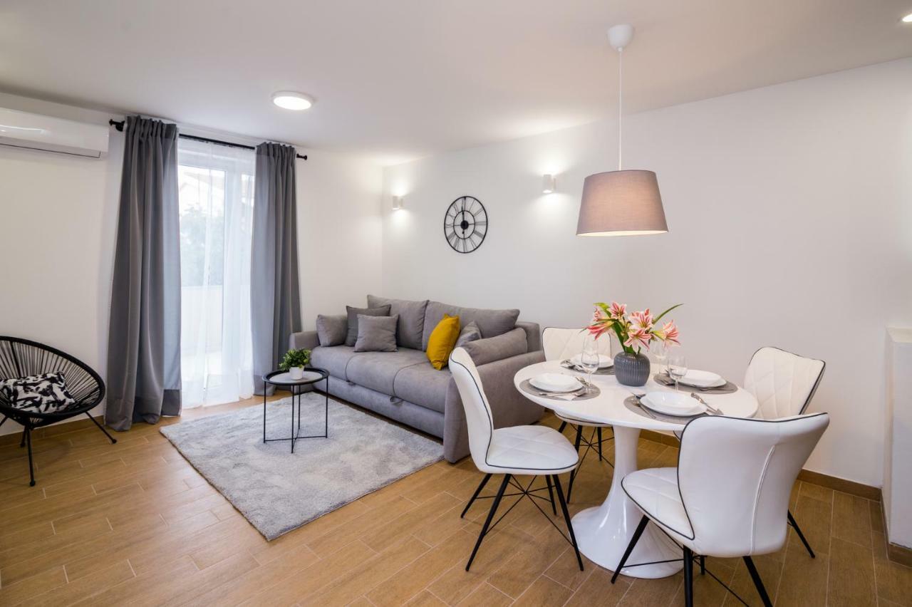 Fk Apartments Pakostane Bagian luar foto