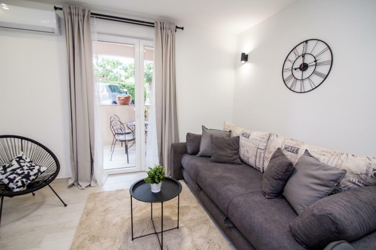 Fk Apartments Pakostane Bagian luar foto