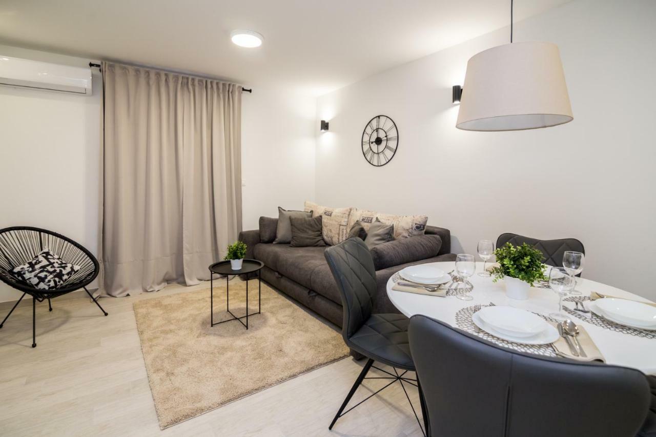 Fk Apartments Pakostane Bagian luar foto